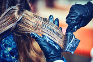 طرق المحافظة على صبغة الشعر